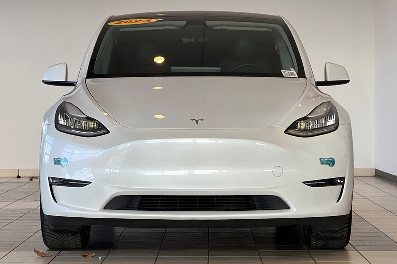 Tesla Model Y Vehicle Full-screen Gallery Image 09