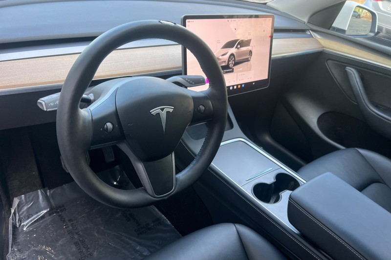 Tesla Model Y Vehicle Full-screen Gallery Image 10
