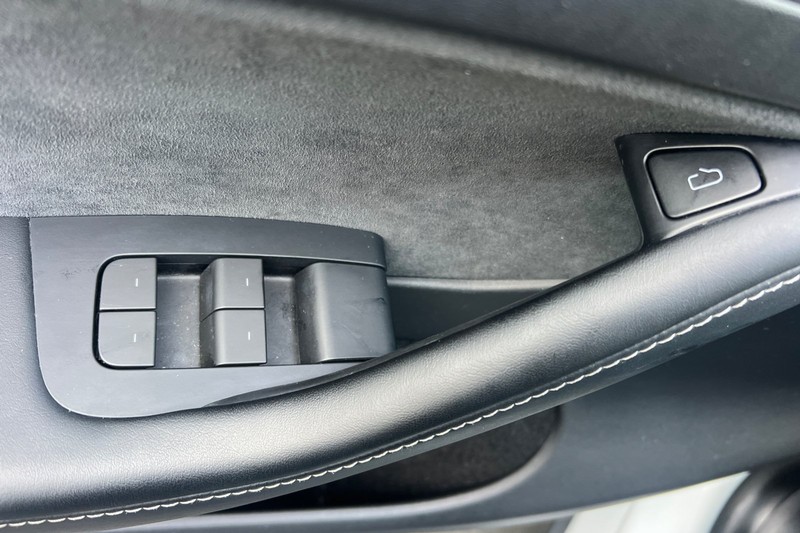 Tesla Model Y Vehicle Full-screen Gallery Image 11