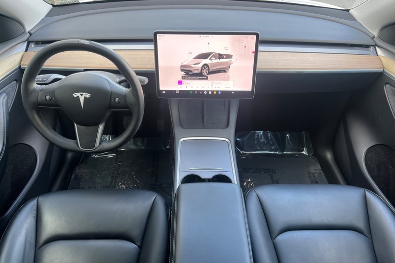 Tesla Model Y Vehicle Full-screen Gallery Image 13
