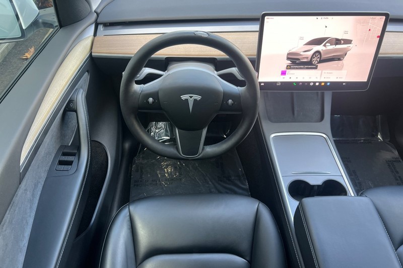 Tesla Model Y Vehicle Full-screen Gallery Image 14