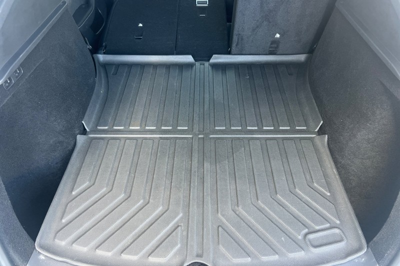 Tesla Model Y Vehicle Full-screen Gallery Image 15