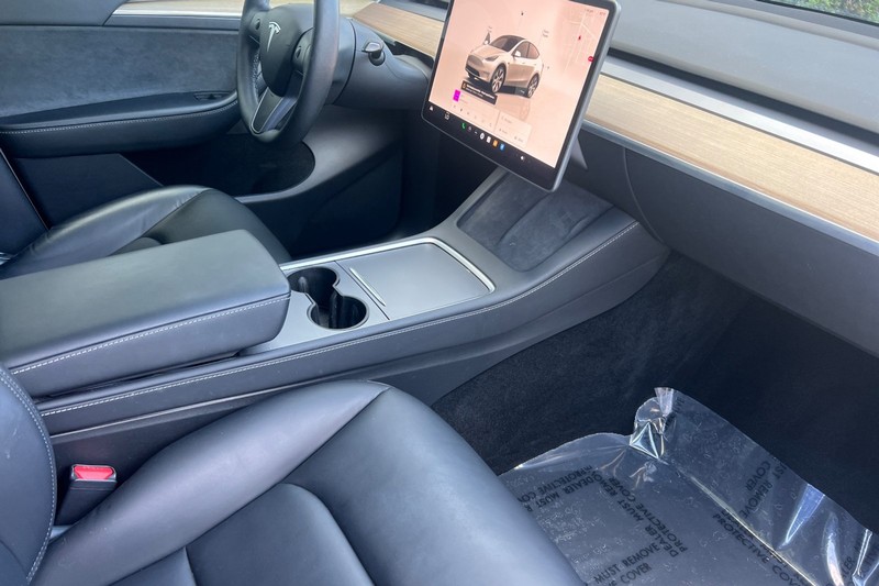 Tesla Model Y Vehicle Full-screen Gallery Image 16