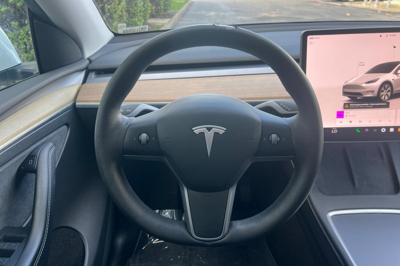 Tesla Model Y Vehicle Full-screen Gallery Image 23