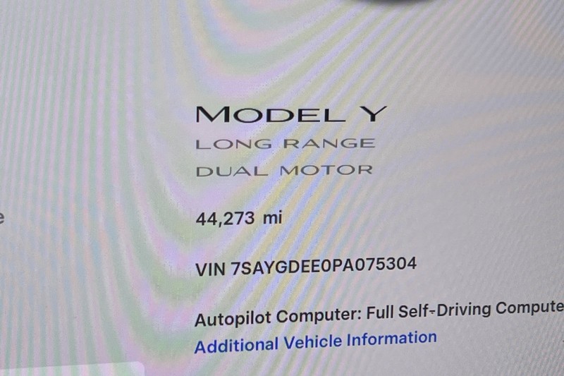 Tesla Model Y Vehicle Full-screen Gallery Image 24