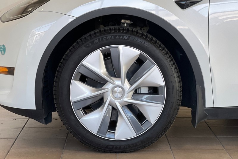Tesla Model Y Vehicle Full-screen Gallery Image 25