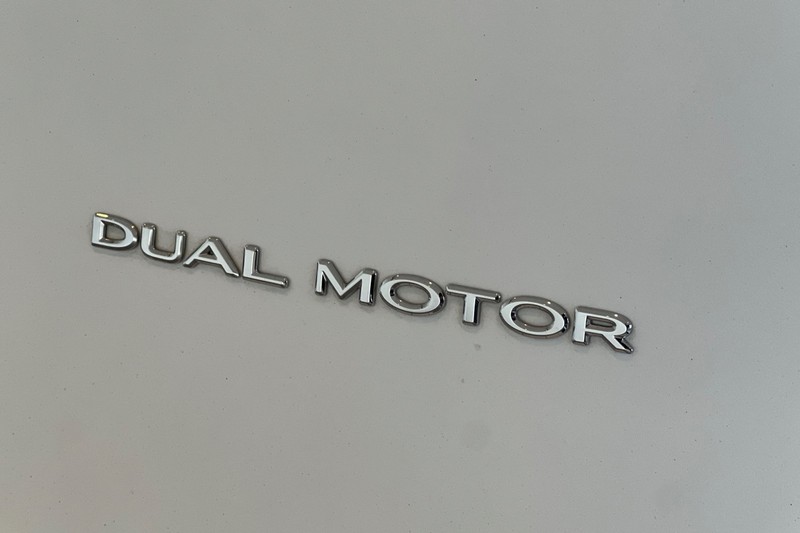 Tesla Model Y Vehicle Full-screen Gallery Image 26