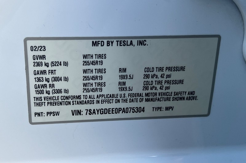 Tesla Model Y Vehicle Full-screen Gallery Image 28