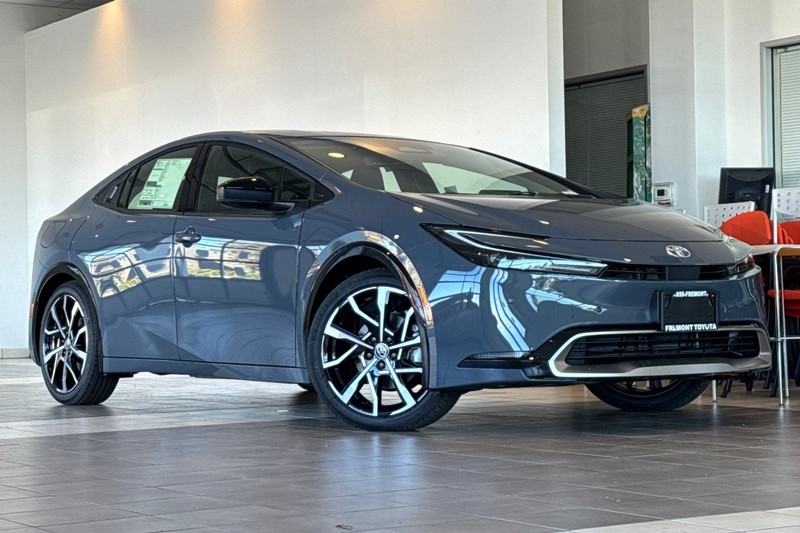 Toyota Prius Plug-In Hybrid Vehicle Full-screen Gallery Image 02