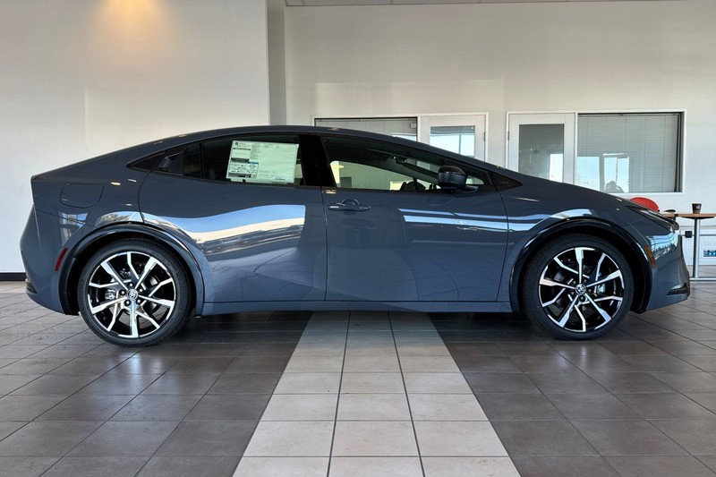 Toyota Prius Plug-In Hybrid Vehicle Full-screen Gallery Image 04