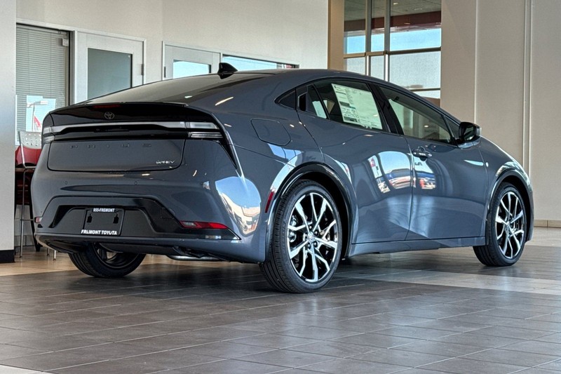 Toyota Prius Plug-In Hybrid Vehicle Full-screen Gallery Image 05