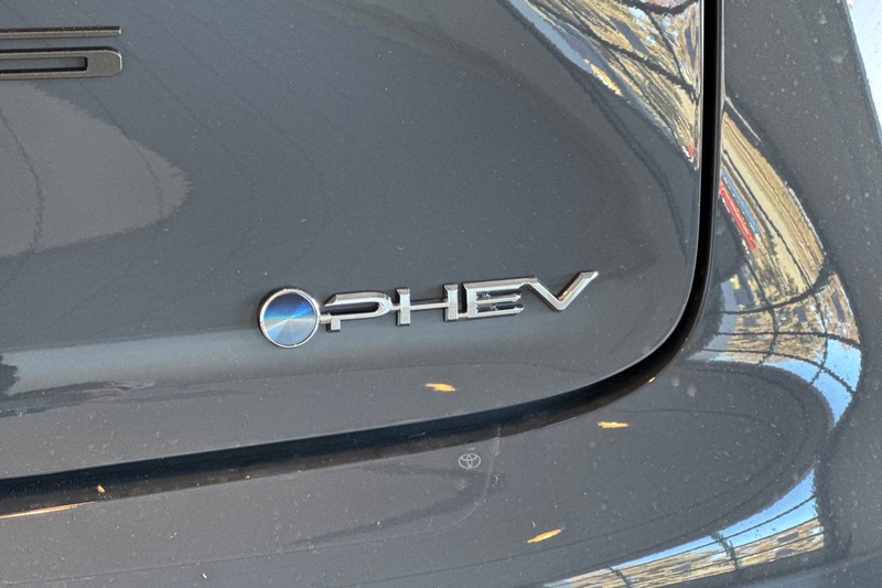 Toyota Prius Plug-In Hybrid Vehicle Full-screen Gallery Image 07