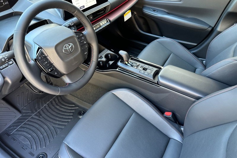 Toyota Prius Plug-In Hybrid Vehicle Full-screen Gallery Image 08