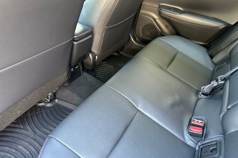 Toyota Prius Plug-In Hybrid Vehicle Full-screen Gallery Image 10