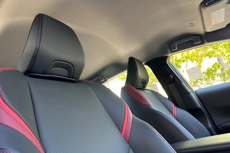 Toyota Prius Plug-In Hybrid Vehicle Full-screen Gallery Image 15