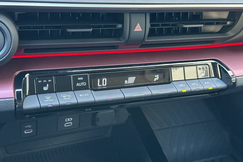 Toyota Prius Plug-In Hybrid Vehicle Full-screen Gallery Image 18