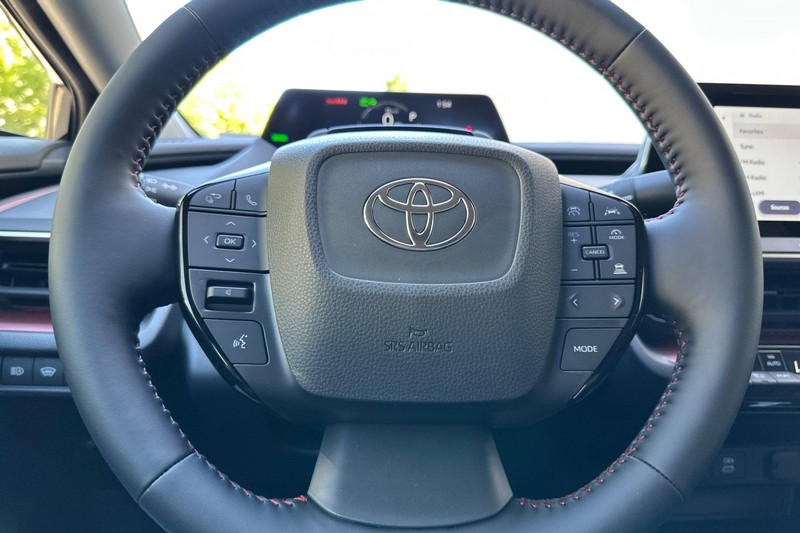 Toyota Prius Plug-In Hybrid Vehicle Full-screen Gallery Image 21