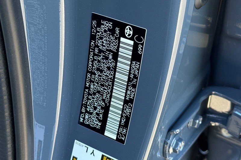 Toyota Prius Plug-In Hybrid Vehicle Full-screen Gallery Image 22