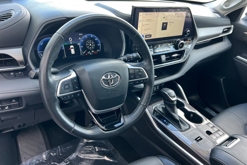 Toyota Highlander Vehicle Full-screen Gallery Image 10