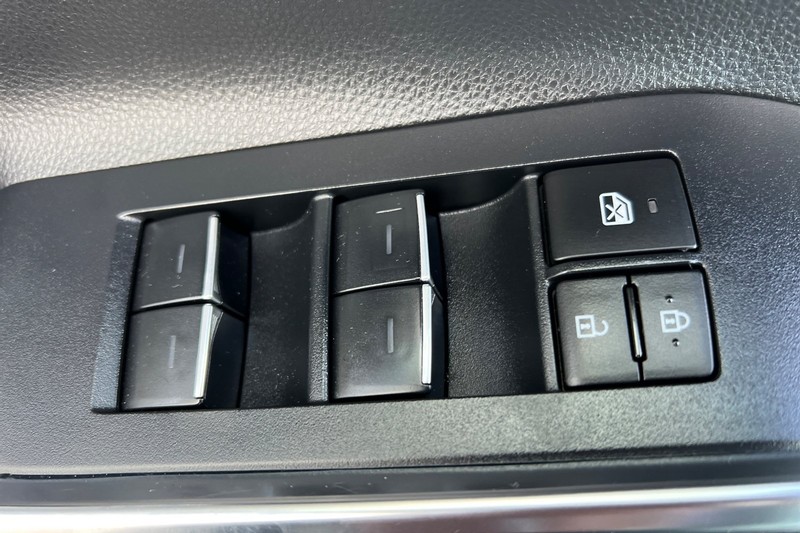 Toyota Highlander Vehicle Full-screen Gallery Image 11