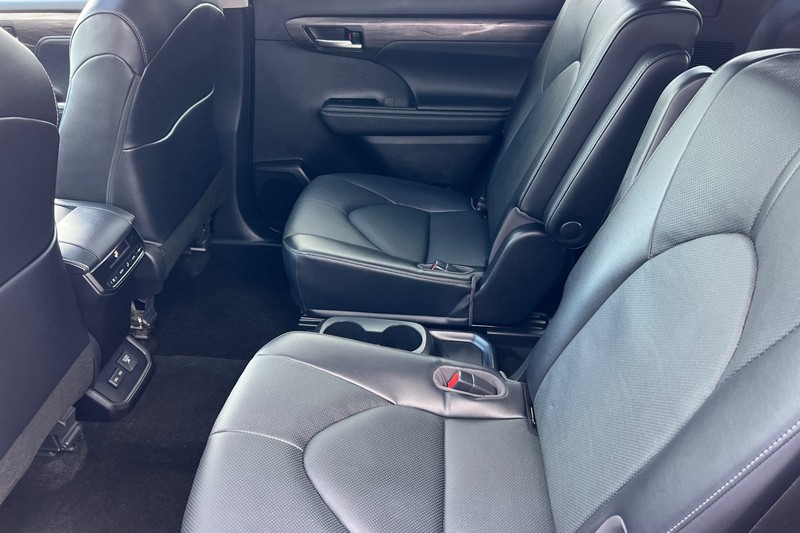 Toyota Highlander Vehicle Full-screen Gallery Image 12