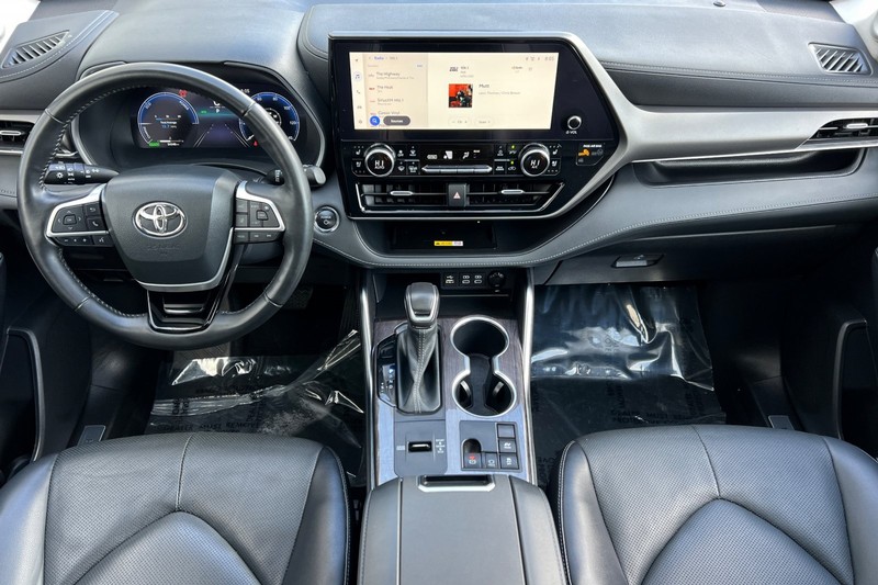 Toyota Highlander Vehicle Full-screen Gallery Image 13