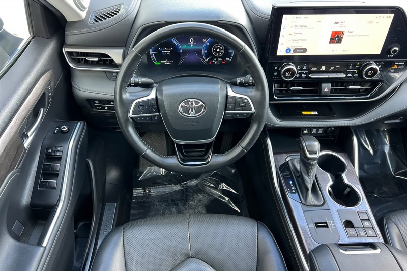 Toyota Highlander Vehicle Full-screen Gallery Image 14