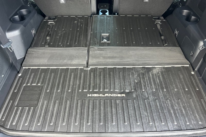 Toyota Highlander Vehicle Full-screen Gallery Image 16