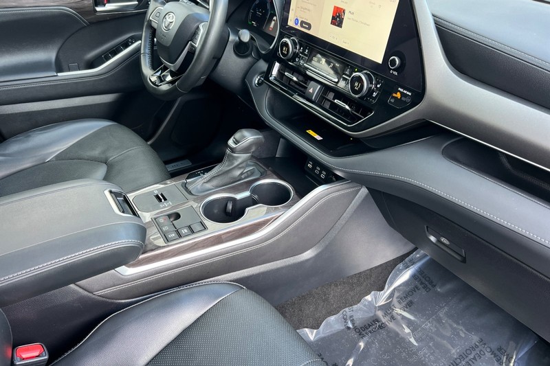Toyota Highlander Vehicle Full-screen Gallery Image 17