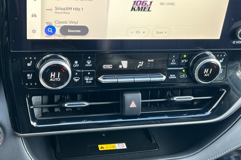 Toyota Highlander Vehicle Full-screen Gallery Image 21