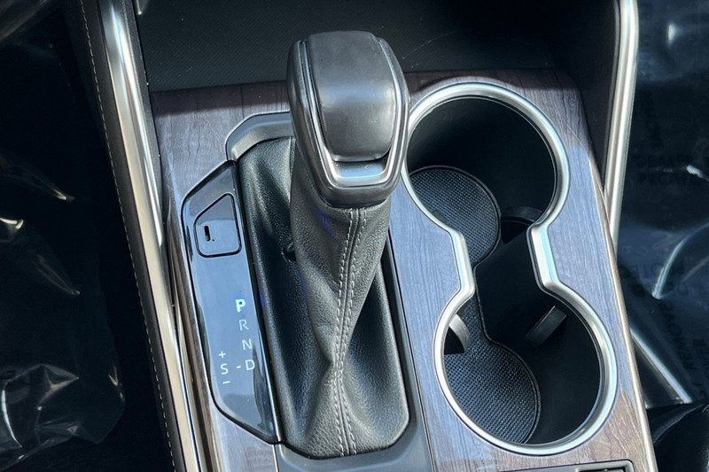 Toyota Highlander Vehicle Full-screen Gallery Image 22