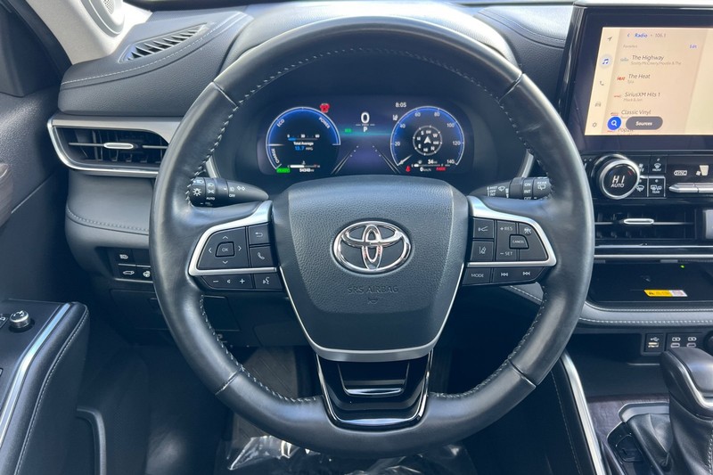 Toyota Highlander Vehicle Full-screen Gallery Image 24