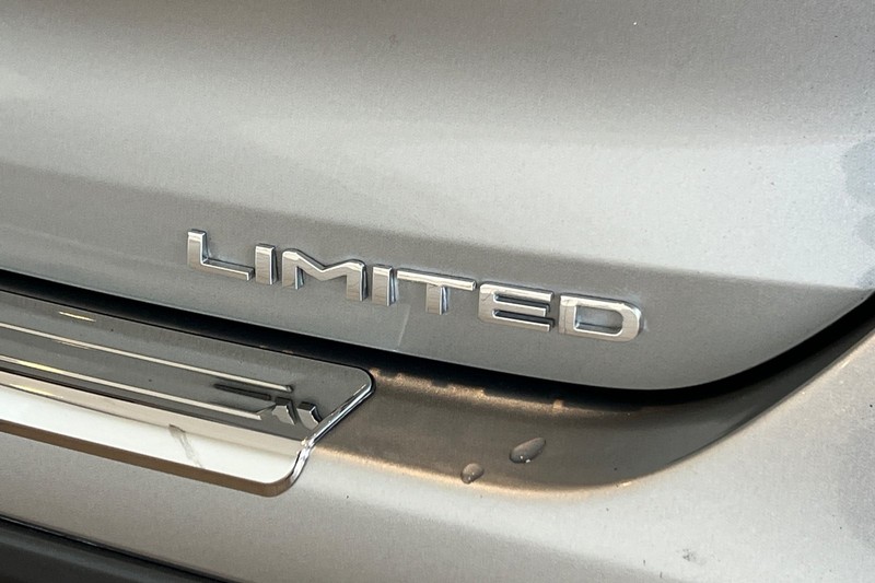 Toyota Highlander Vehicle Full-screen Gallery Image 28