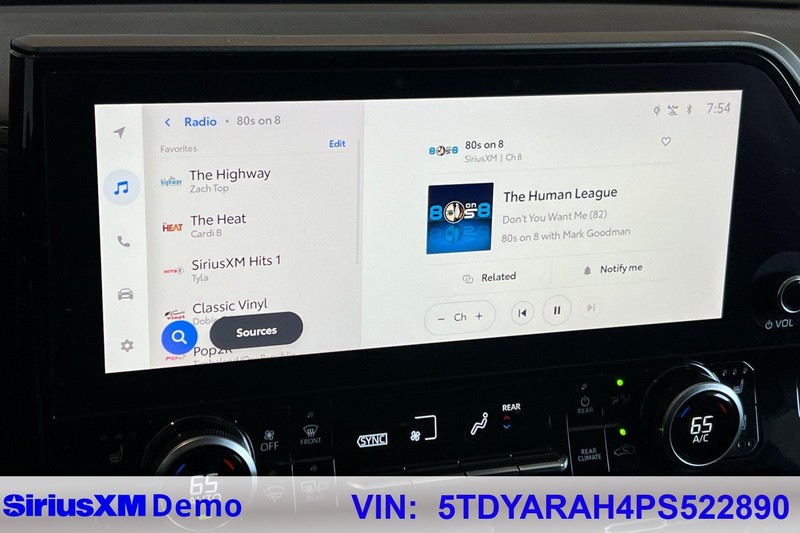 Toyota Highlander Vehicle Full-screen Gallery Image 29