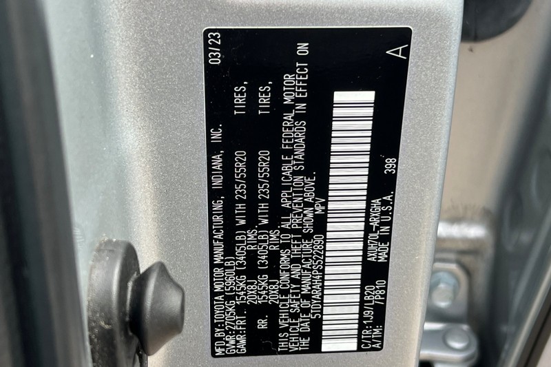 Toyota Highlander Vehicle Full-screen Gallery Image 30