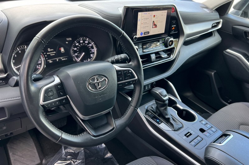Toyota Highlander Vehicle Full-screen Gallery Image 10