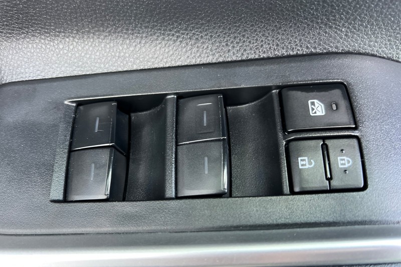 Toyota Highlander Vehicle Full-screen Gallery Image 11