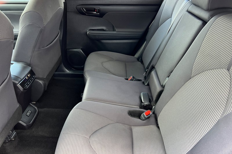 Toyota Highlander Vehicle Full-screen Gallery Image 12