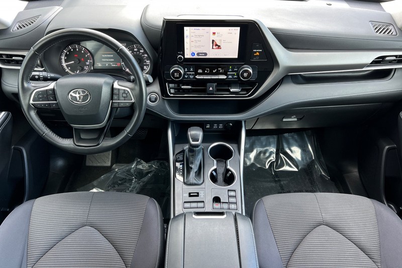 Toyota Highlander Vehicle Full-screen Gallery Image 13