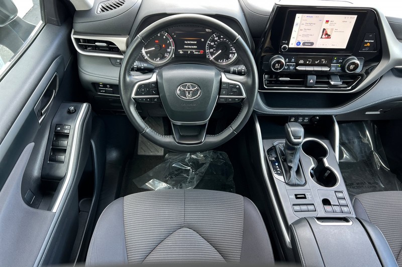Toyota Highlander Vehicle Full-screen Gallery Image 14