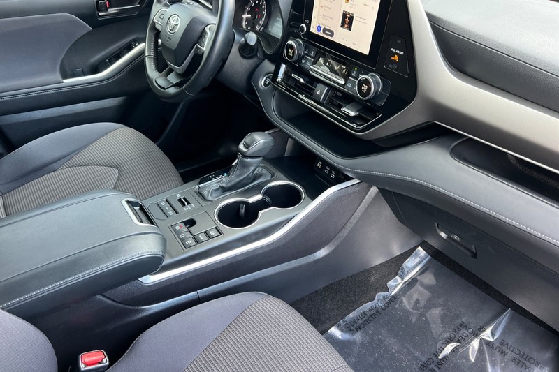 Toyota Highlander Vehicle Full-screen Gallery Image 17