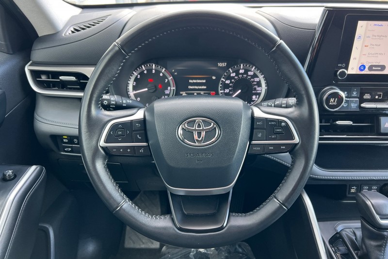 Toyota Highlander Vehicle Full-screen Gallery Image 24