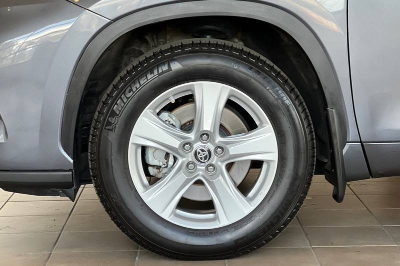 Toyota Highlander Vehicle Full-screen Gallery Image 27