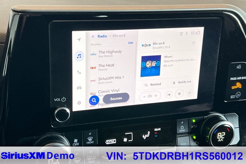 Toyota Highlander Vehicle Full-screen Gallery Image 29