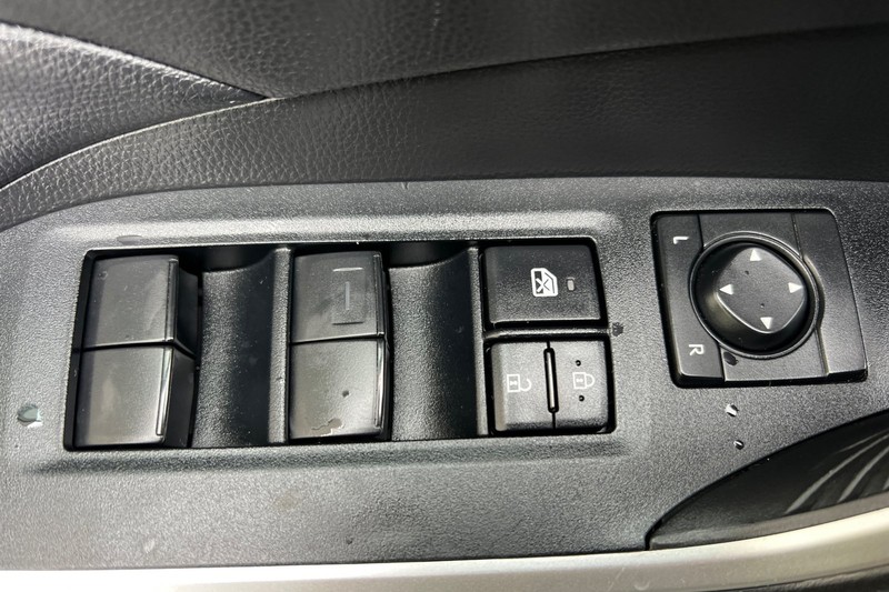 Toyota RAV4 Vehicle Full-screen Gallery Image 11