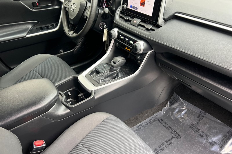 Toyota RAV4 Vehicle Full-screen Gallery Image 16