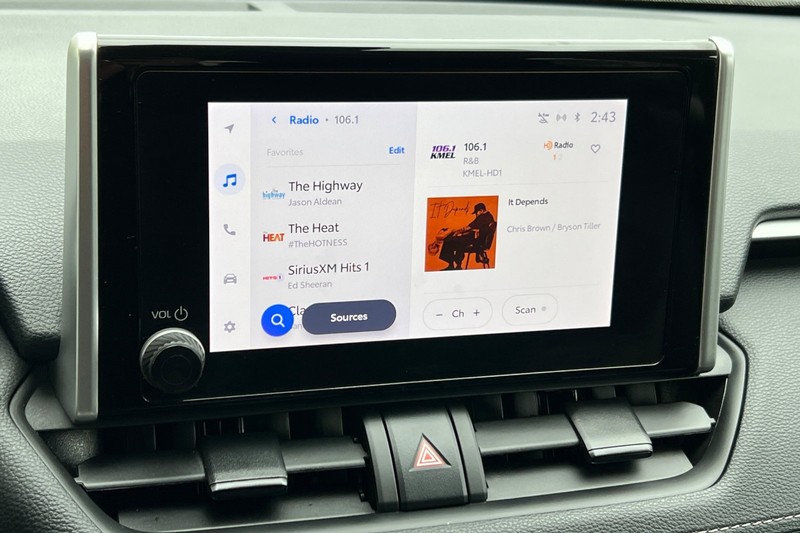 Toyota RAV4 Vehicle Full-screen Gallery Image 18