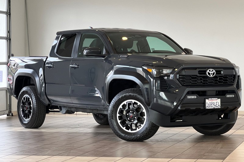 Toyota Tacoma 4WD Vehicle Full-screen Gallery Image 02