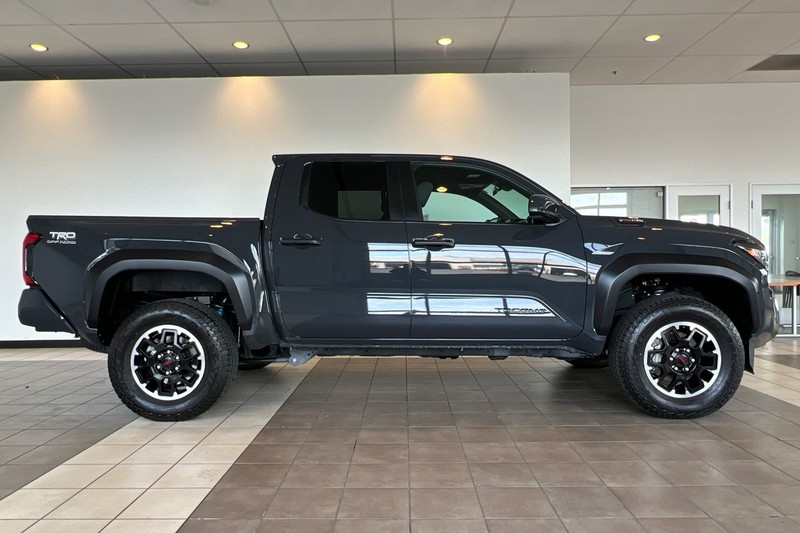 Toyota Tacoma 4WD Vehicle Full-screen Gallery Image 03