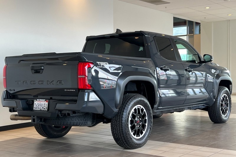 Toyota Tacoma 4WD Vehicle Full-screen Gallery Image 04